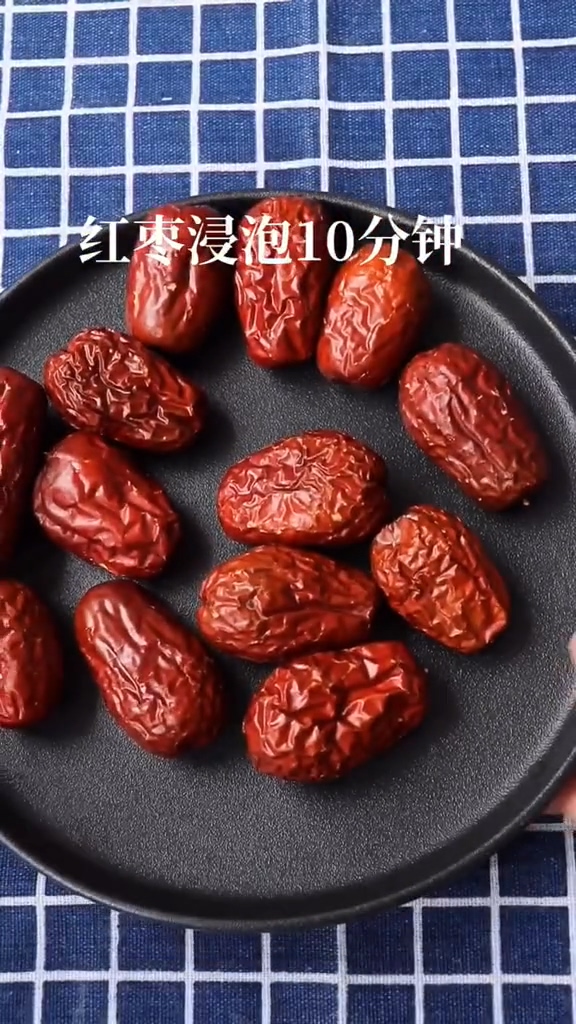 枣夹核桃的做法步骤：1
