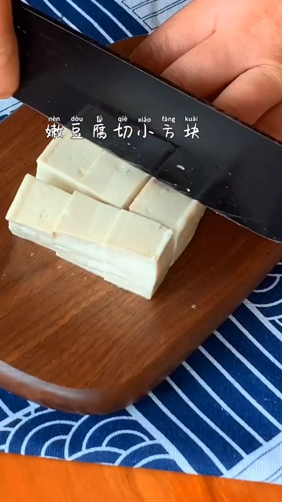 麻辣豆腐的做法步骤：1