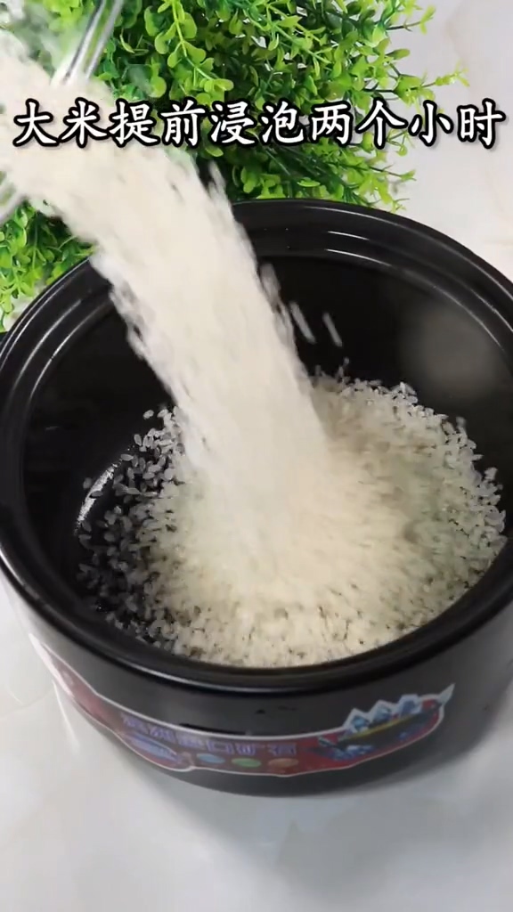 皮蛋瘦肉粥的做法步骤：1