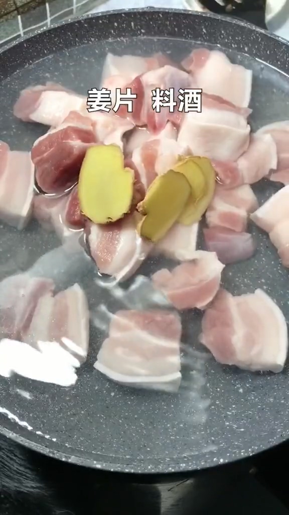 啤酒炖红烧肉的做法步骤：1