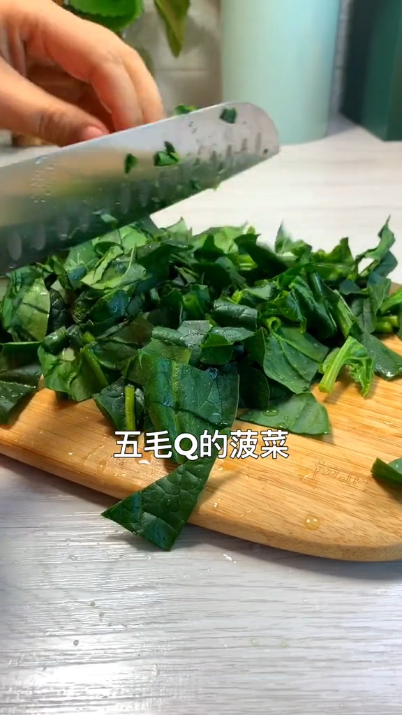 翡翠白菜饺子的做法步骤：1