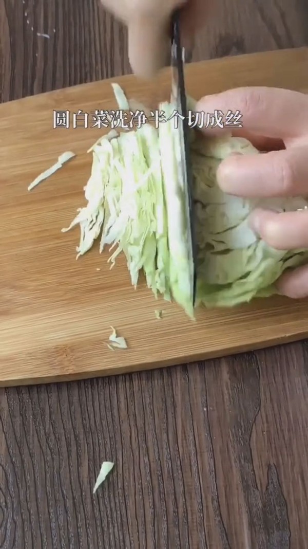 圆白菜炒粉丝的做法步骤：1
