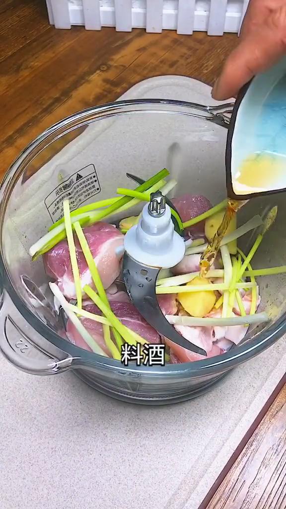 娃娃菜肉卷的做法步骤：1