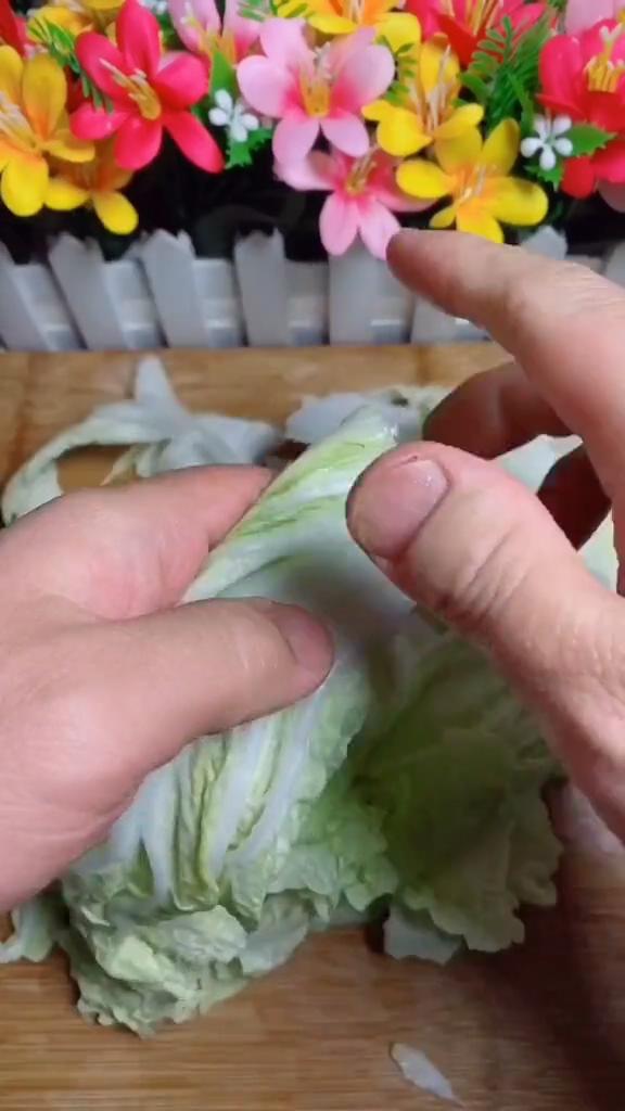 白菜炖粉条的做法步骤：1