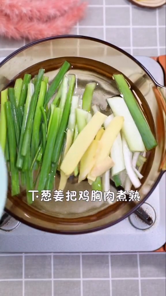 低卡凉拌鸡丝的做法步骤：1