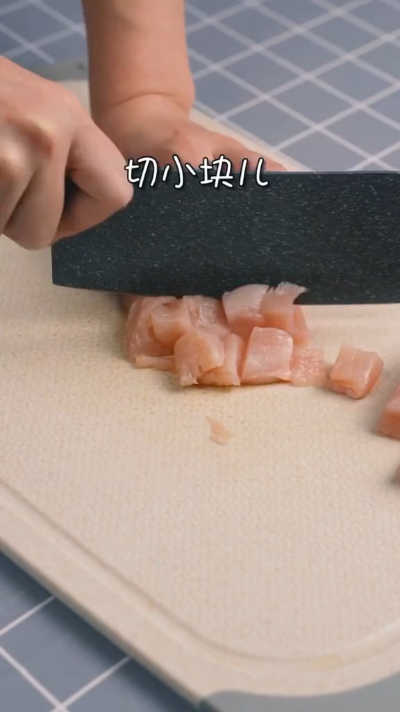 酱爆鸡丁的做法步骤：1