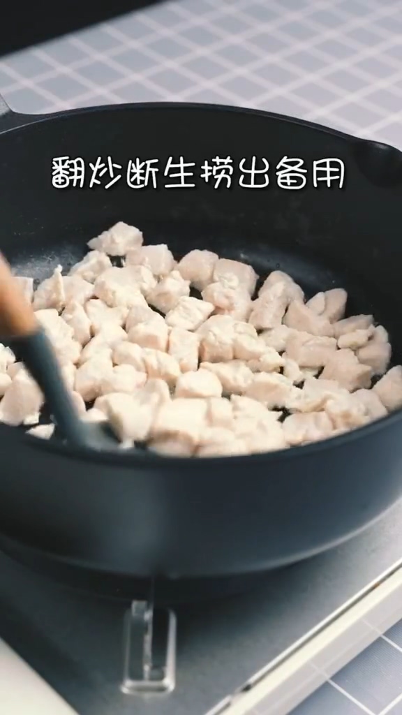 酱爆鸡丁的做法步骤：3