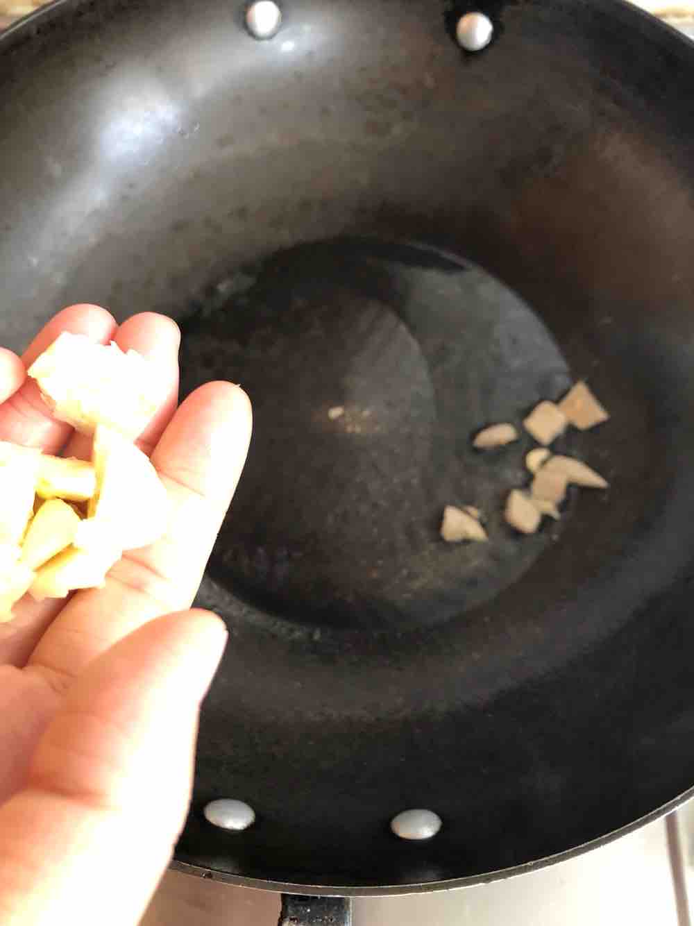 鱿鱼炒甜椒的做法步骤：2