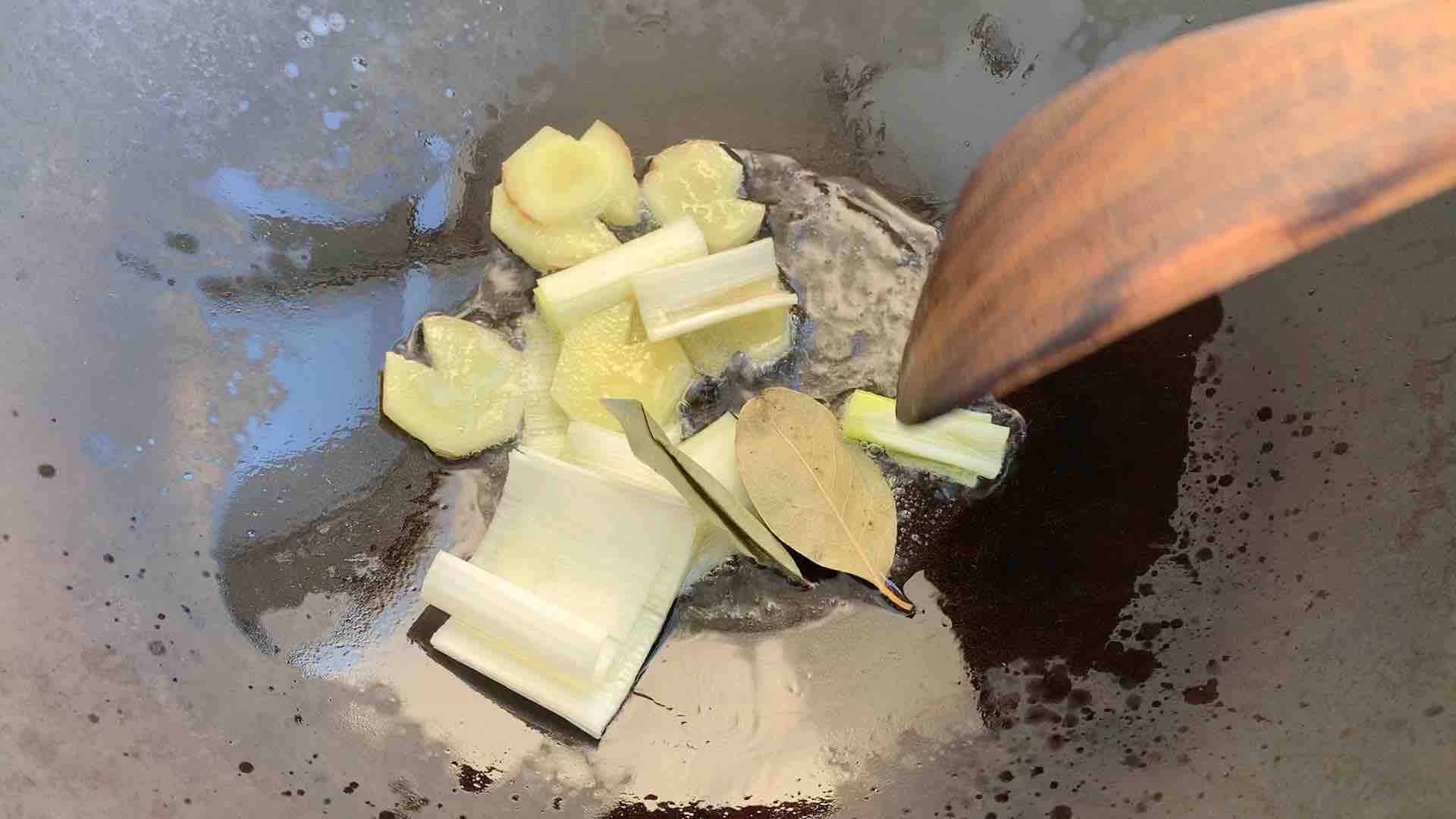 无需熬糖也能做出好吃的排骨的做法步骤:5