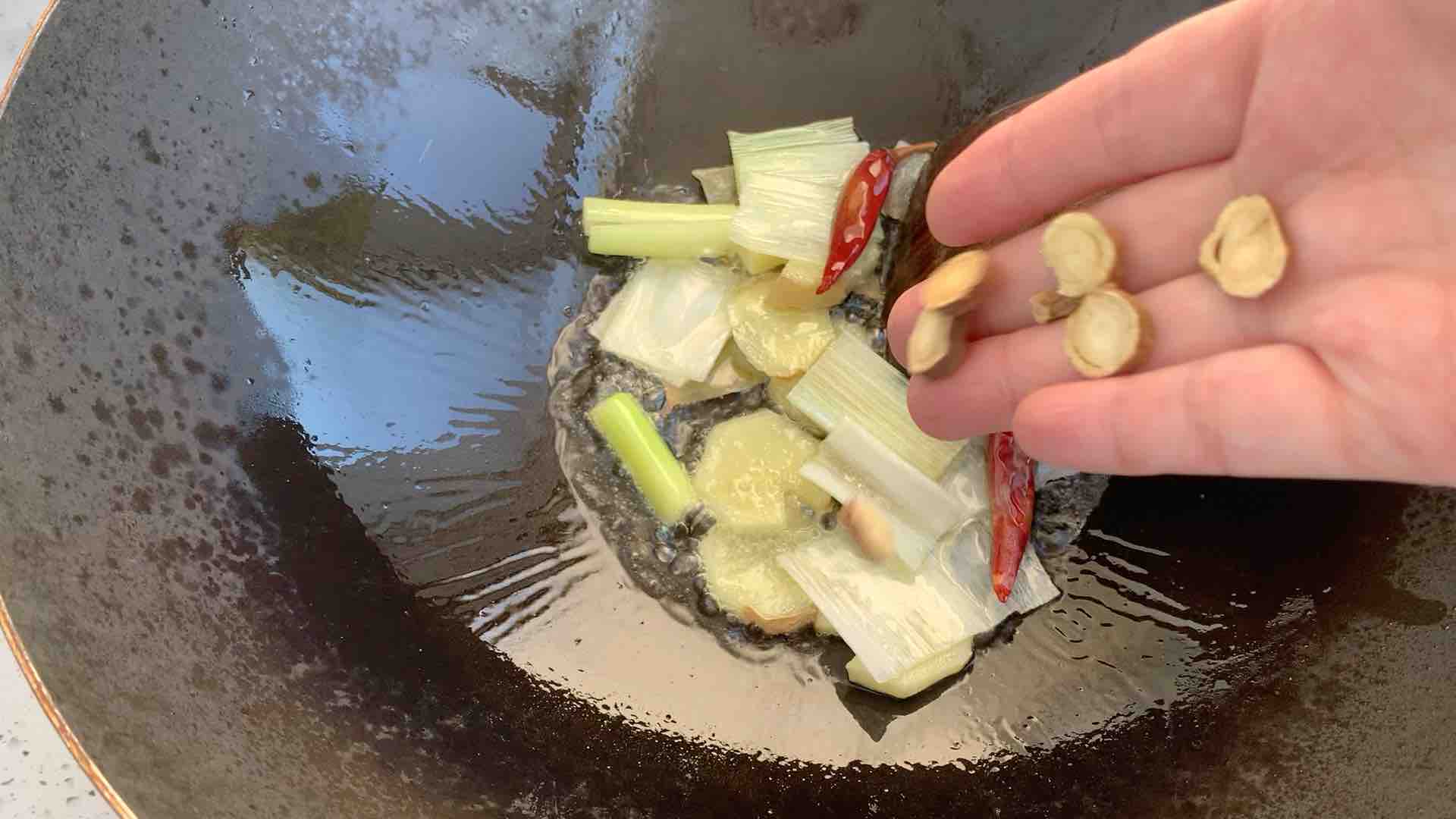 无需熬糖也能做出好吃的排骨的做法步骤:7