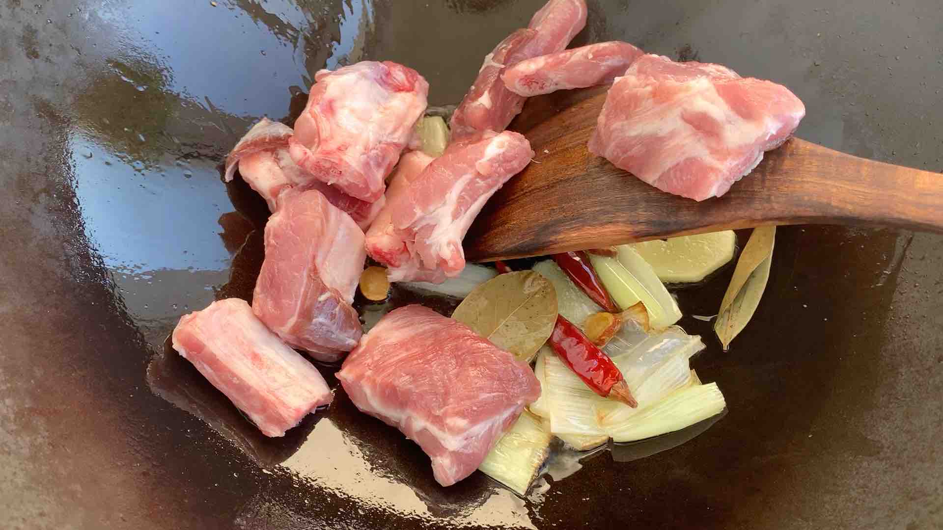 无需熬糖也能做出好吃的排骨的做法步骤:8