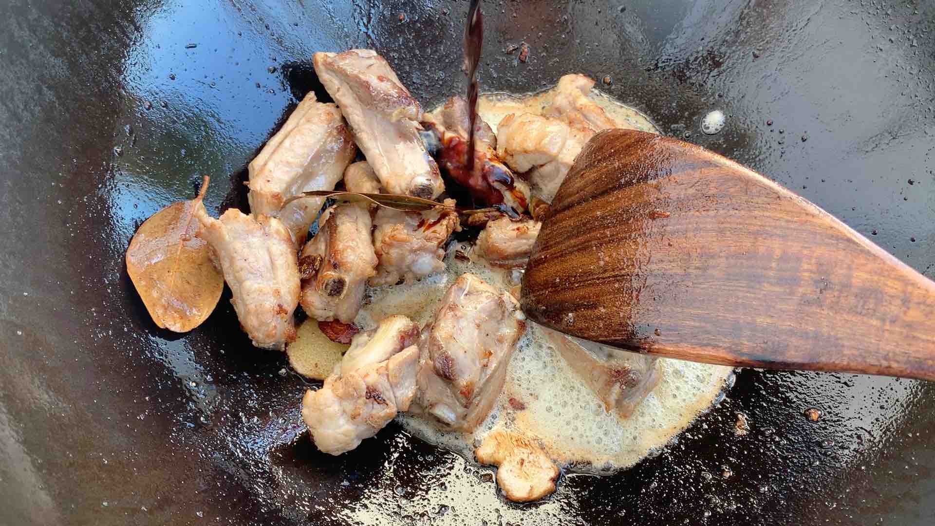 无需熬糖也能做出好吃的排骨的做法步骤:10