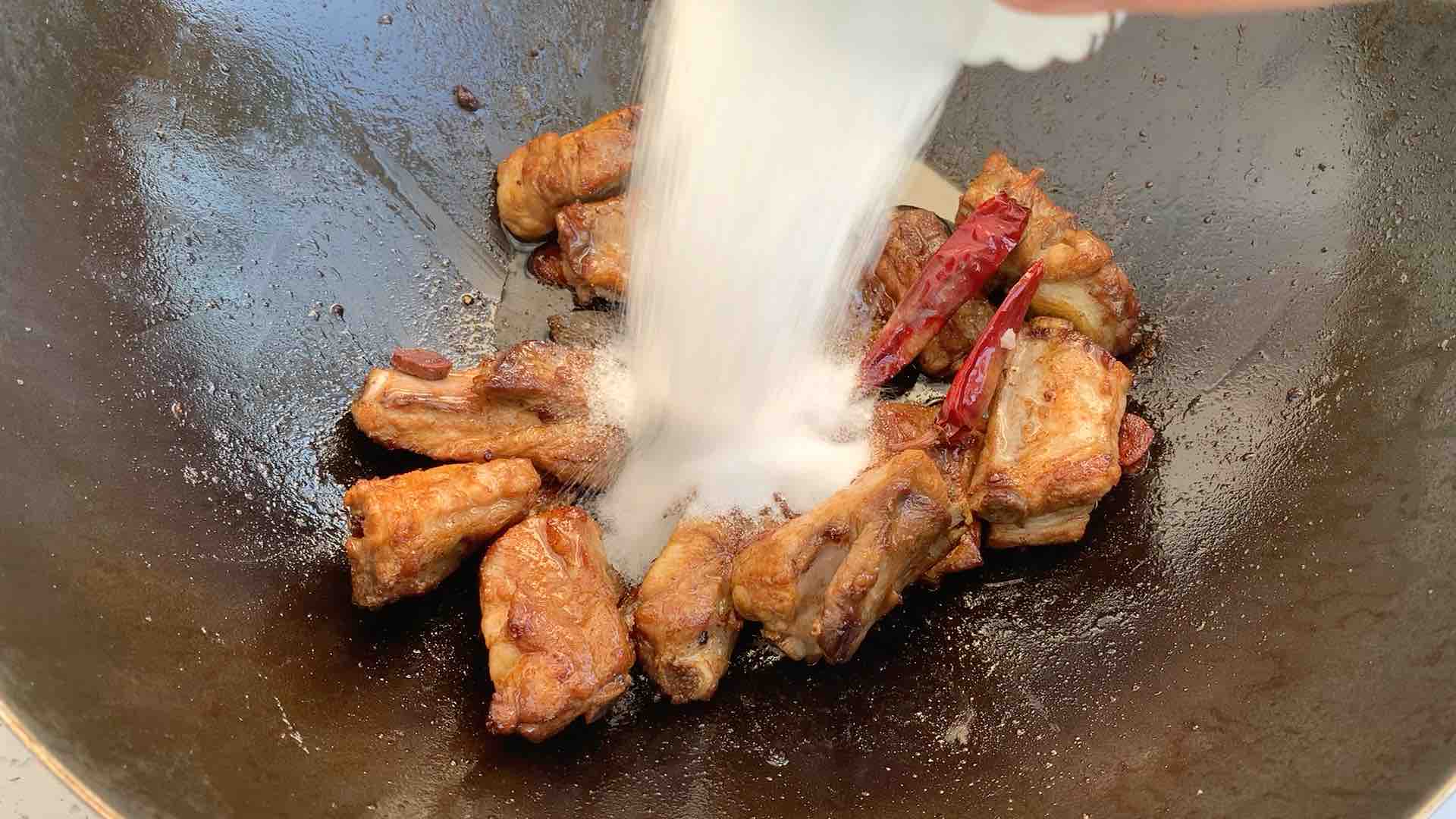 无需熬糖也能做出好吃的排骨的做法步骤:12