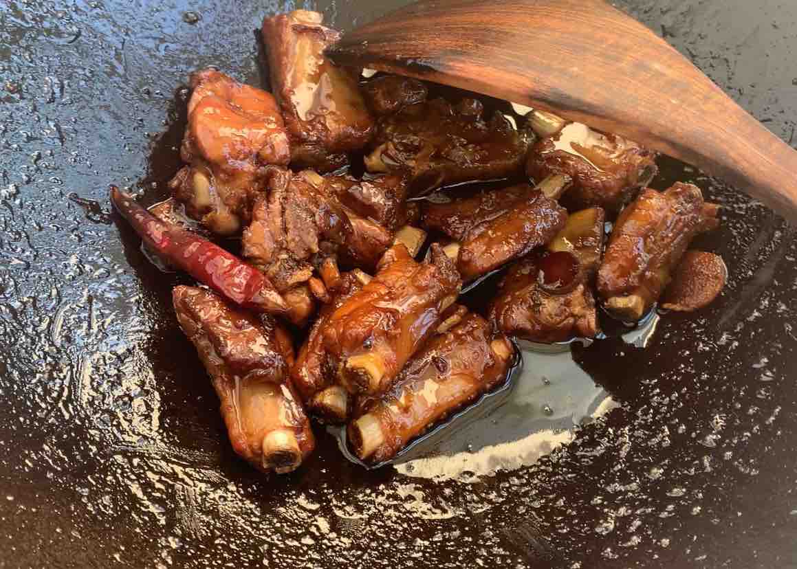 无需熬糖也能做出好吃的排骨的做法步骤:17
