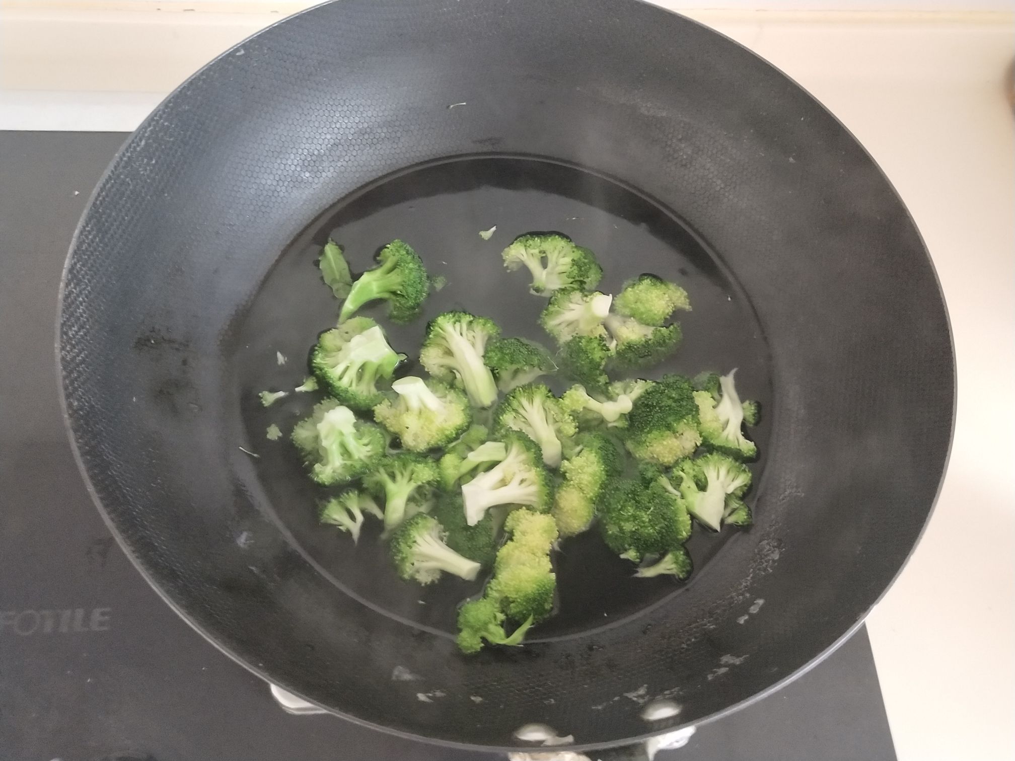 白灼虾仁西兰花的做法步骤:2