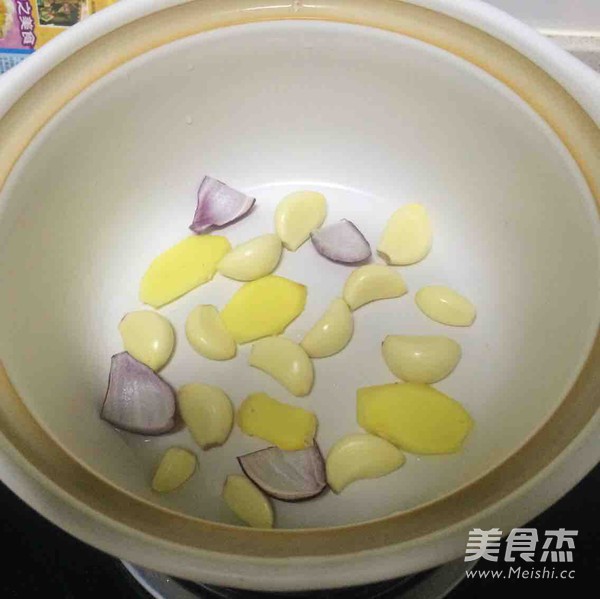 干锅焖鸡翅根的做法步骤:5