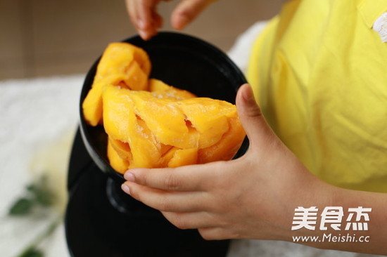 夏天来了--芒果冰淇淋的做法步骤:2