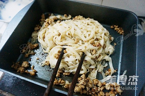 香草肉酱拌炒宽面的做法步骤：5