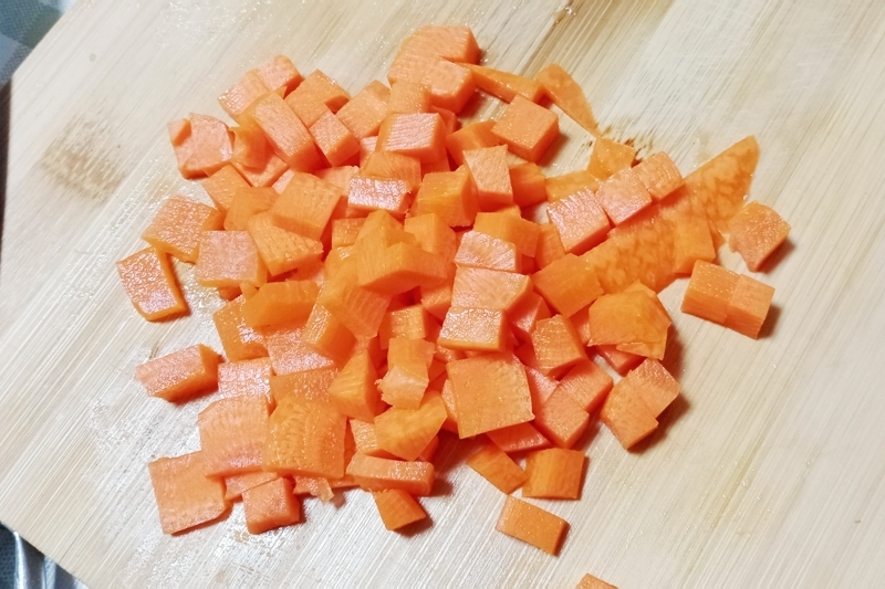 腊肠胡萝卜豌豆炒饭的做法步骤：2
