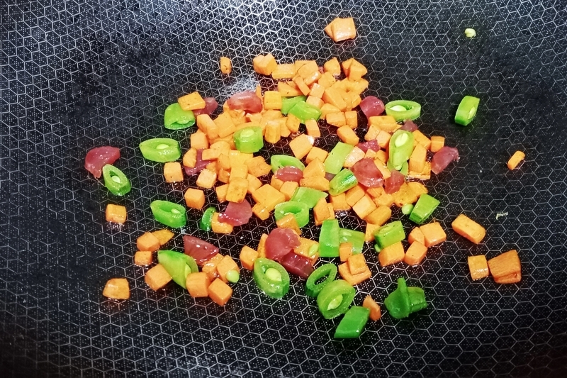 腊肠胡萝卜豌豆炒饭的做法步骤：4