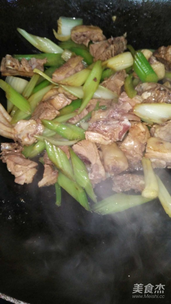 芹菜焖鸭的做法步骤:5