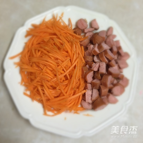 火腿胡萝卜蛋炒饭的做法步骤:2