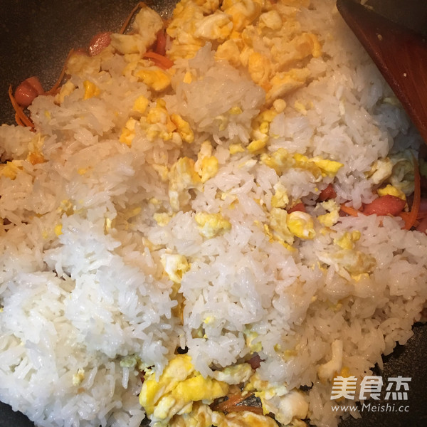火腿胡萝卜蛋炒饭的做法步骤:7