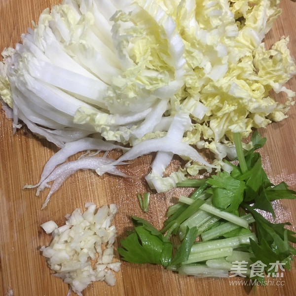 白菜炒面的做法步骤：1