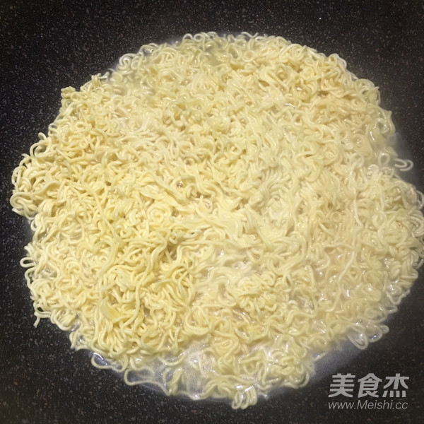 白菜炒面的做法步骤:2
