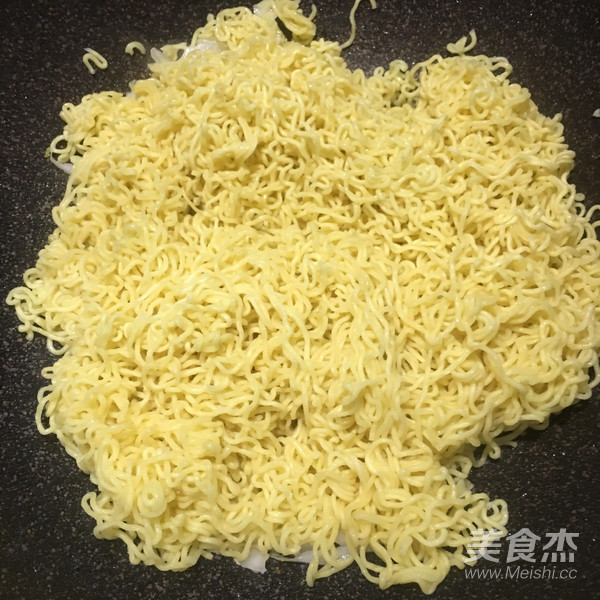 白菜炒面的做法步骤:5