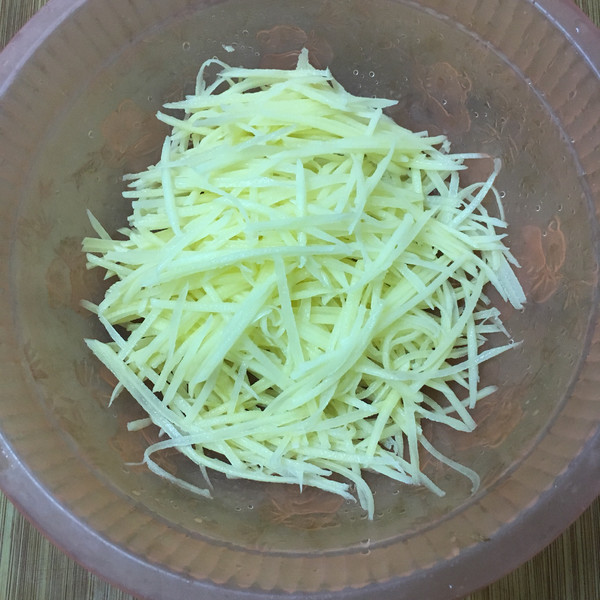 香煎土豆丝的做法步骤：1