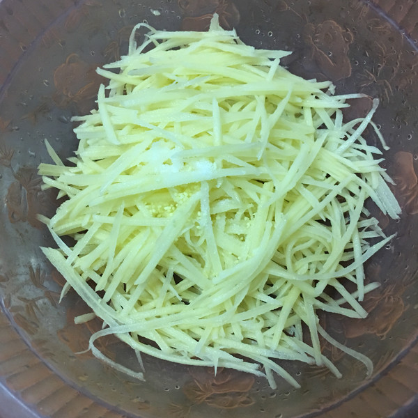 香煎土豆丝的做法步骤：3