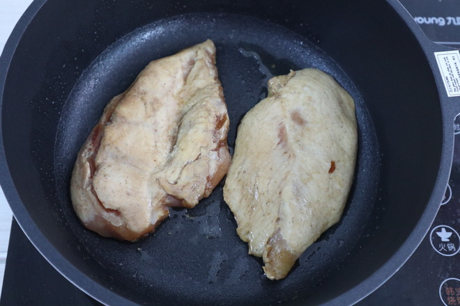 香煎鸡胸肉的做法步骤：3