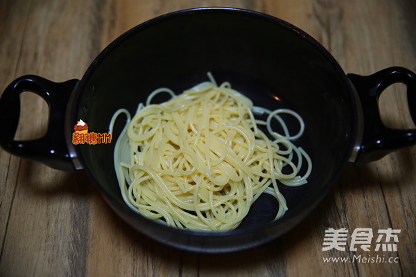 烟熏三文鱼意面的做法步骤:3