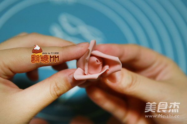 翻糖玫瑰杯子蛋糕的做法步骤:18