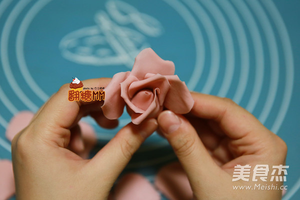 翻糖玫瑰杯子蛋糕的做法步骤:19