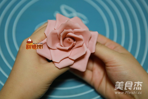 翻糖玫瑰杯子蛋糕的做法步骤:21