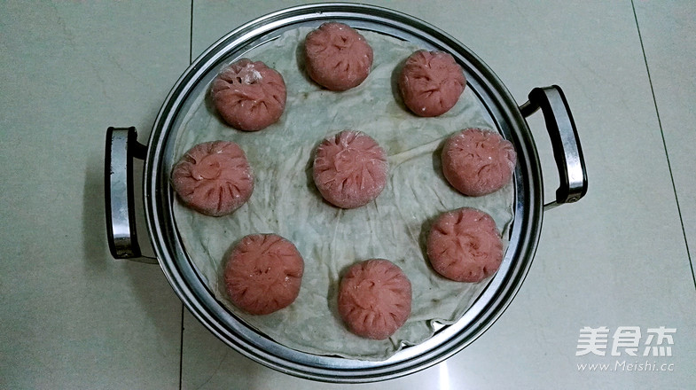 百变面食之红丝绒包子的做法步骤:11