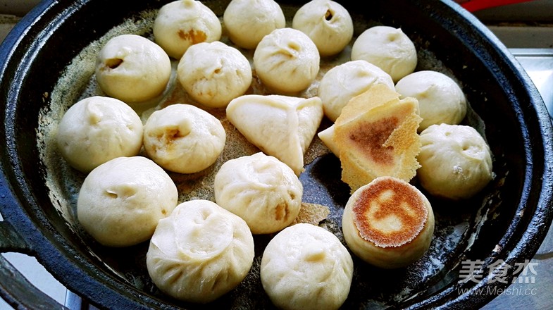 百变面食之家常生煎包的做法步骤:25