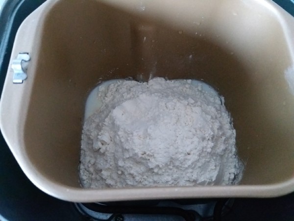 豆沙卷面包的做法步骤：1