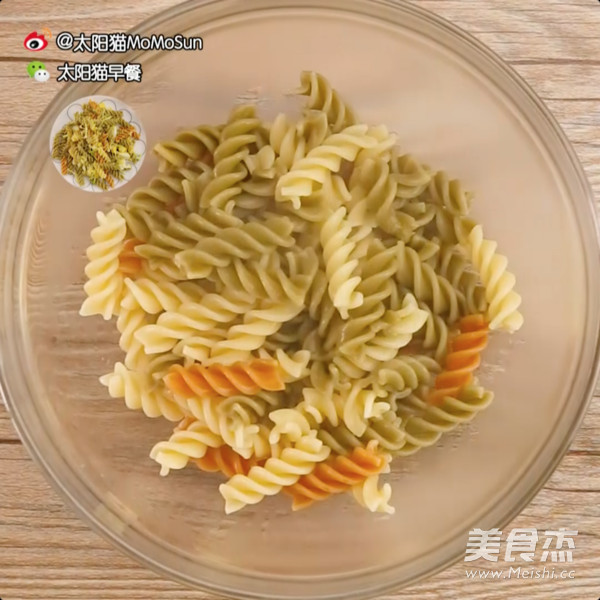 通心粉鸡蛋沙拉 | 太阳猫早餐的做法步骤：1