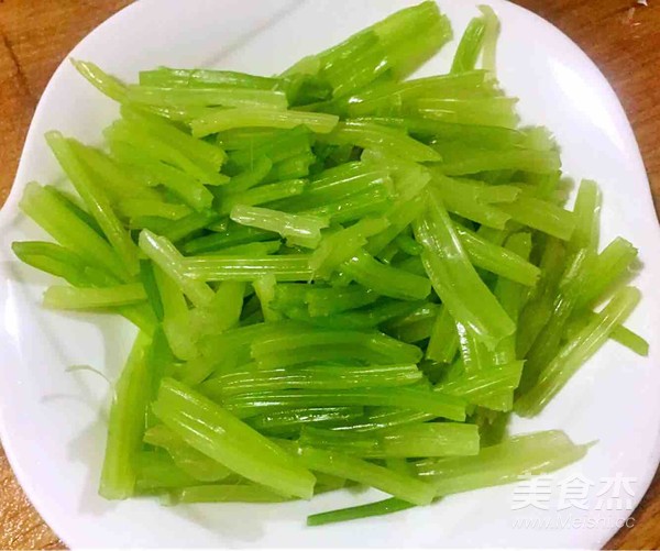 芹菜炒粉的做法步骤：3