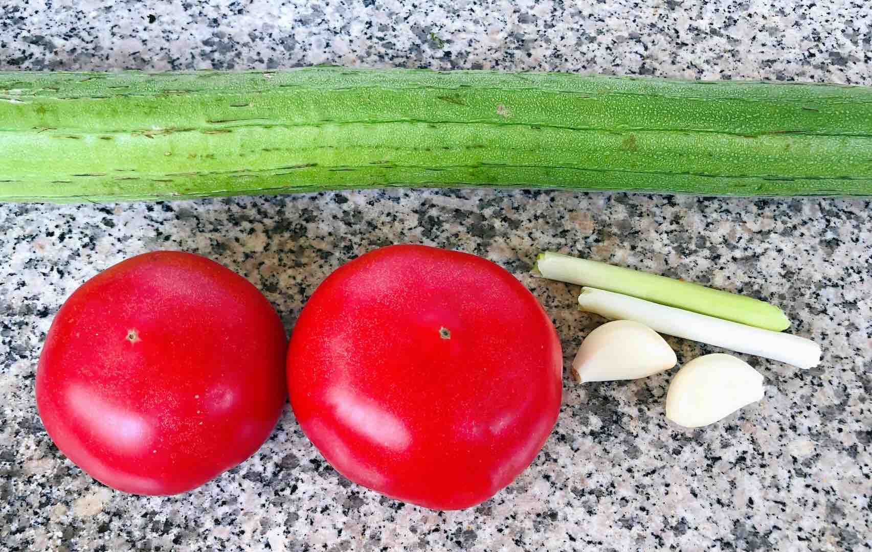 番茄炒丝瓜的做法步骤：1