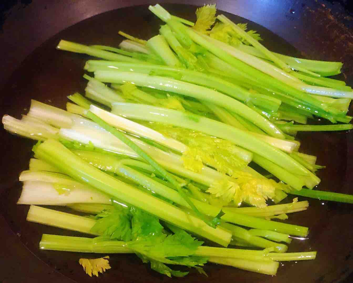 酸辣芹菜鲜肉馄饨的做法步骤：2