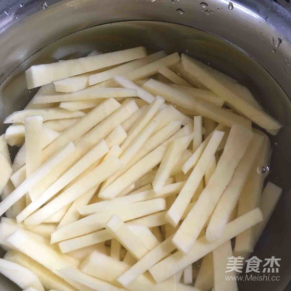 土豆炖茄子的做法步骤：1