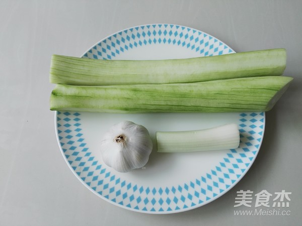 蒜蓉丝瓜的做法步骤：1