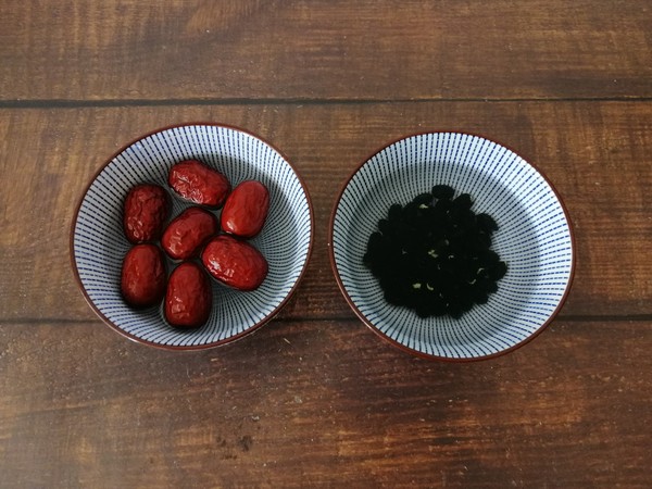 黑糯米红枣黑豆粥的做法步骤:2