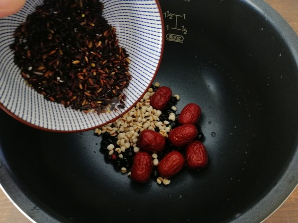 黑糯米红枣黑豆粥的做法步骤:5