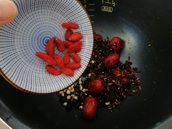 黑糯米红枣黑豆粥的做法步骤:6