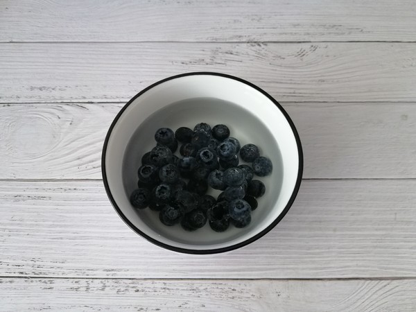 蓝莓酸奶冰糕的做法步骤:2